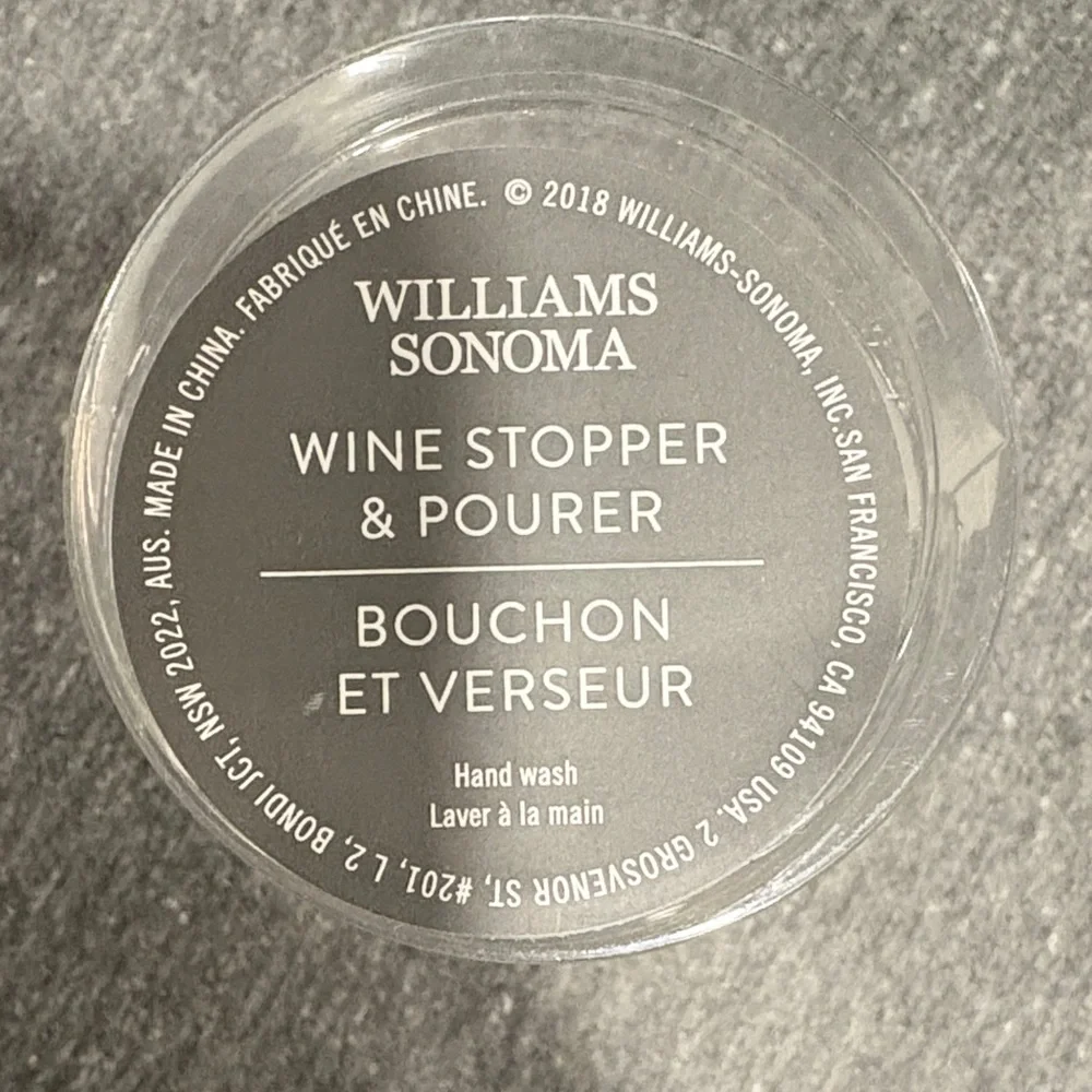 Williams Sonoma Clear Round Wine Stopper & Pourer